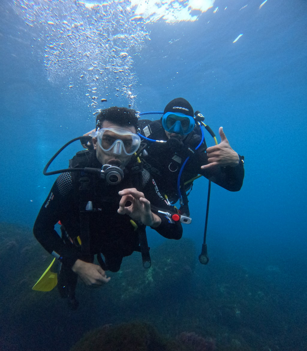 Deux plongeurs Star Diving dans les eaux bleues de Belyounech